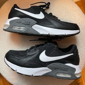 Black and White Nike Air Max size 8 Women’s